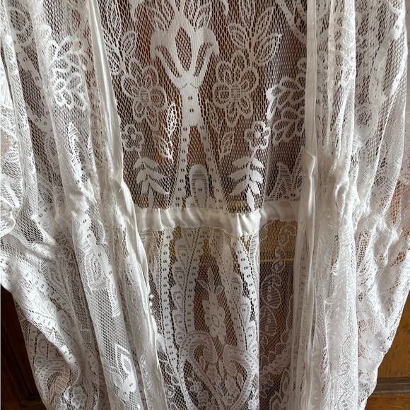 Chic White Lace Robe - Picture 3 of 5
